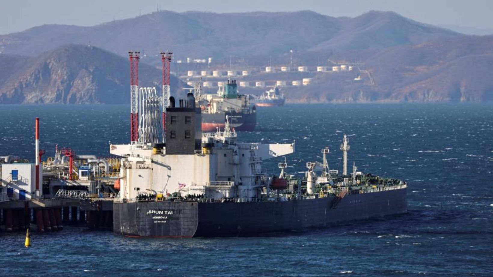 ما هو "أسطول الظل"؟… ولماذا تحاول أمريكا إيقاف ناقلات النفط الروسية؟